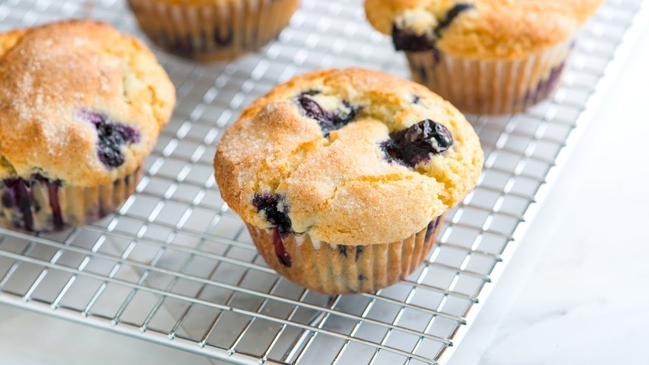 Our Best Easy Blueberry Muffins - You only need one bowl to make this easy blueberry muffins!