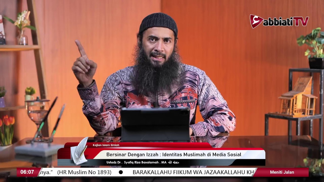 Bersinar Dengan Izzah  Muslimah di Media Sosial - Ustadz Dr . Syafiq Riza Basalamah . MA  حفظه الله