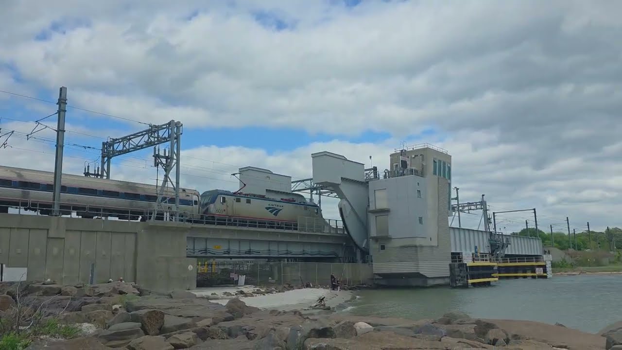 Amtrak Trains Thru Niantic,CT