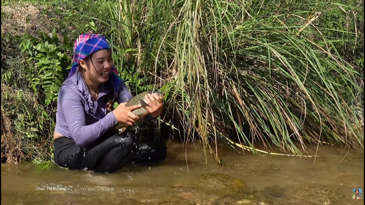Catching Giant Fish from a Natural Pond with My Daughter and Son – Market Selling and Duck Care