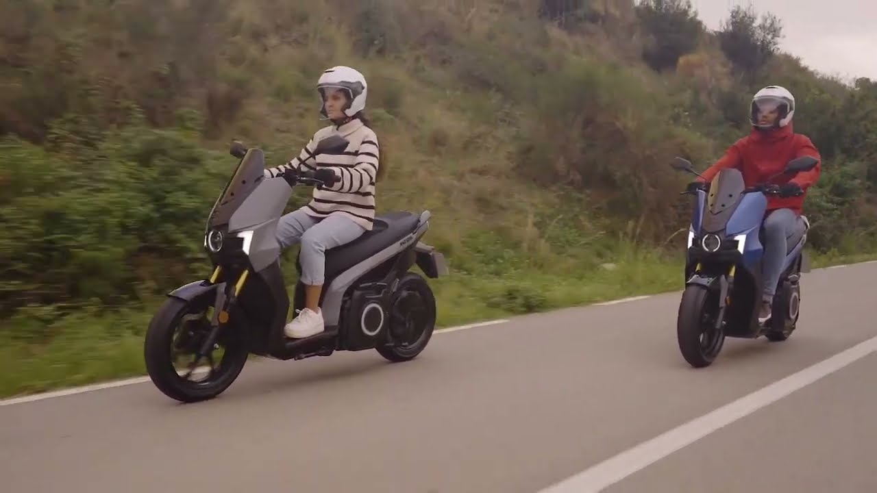 SEAT M&Oacute; 125 Performance - Grey and Blue Riding Video