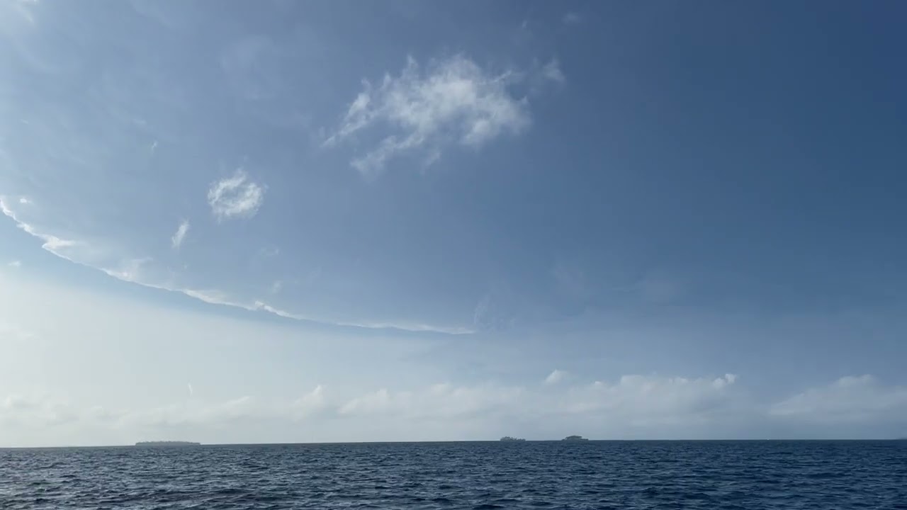 Ash plume from the 2022 Hunga Tonga eruption as seen from sea level [RARE & INCREDIBLE FOOTAGE]