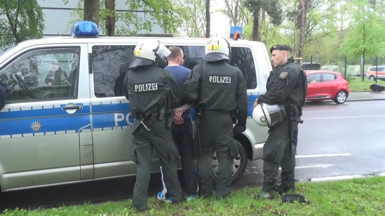 Auseinandersetzungen - über 50 Festnahmen Derby Köln-Leverkusen am 25.04.15