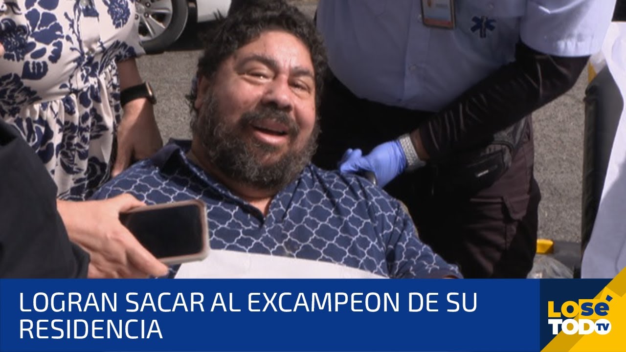 MOMENTO CUANDO LOGRAN SACAR EN AMBULANCIA AL EX CAMPEÓN WILFREDO GOMEZ DE SU RESIDENCIA