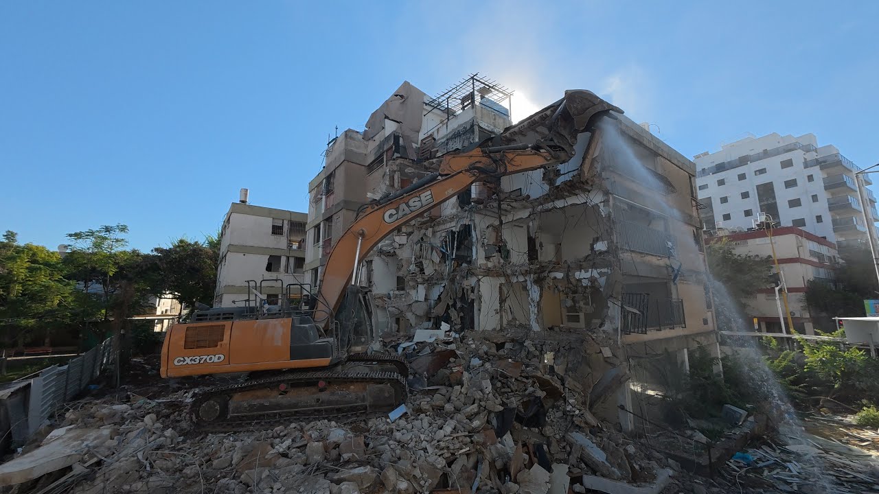 ליבא  אינטגרל  טקס הריסת בניין אהרונוביץ 37 חולון - צילום חכם - רמי חכם