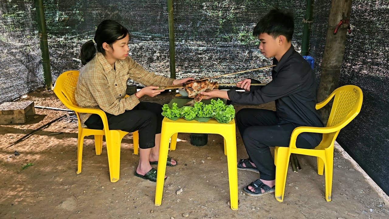 Homeless boys and girls catch fish to sell, grill and eat-Homess boy