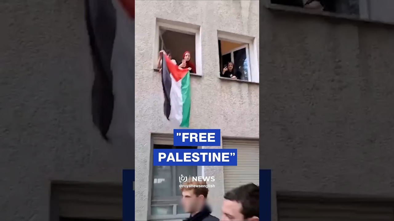 🇵🇸 🇩🇪 Protesters wave Palestinian flags as German police pass by