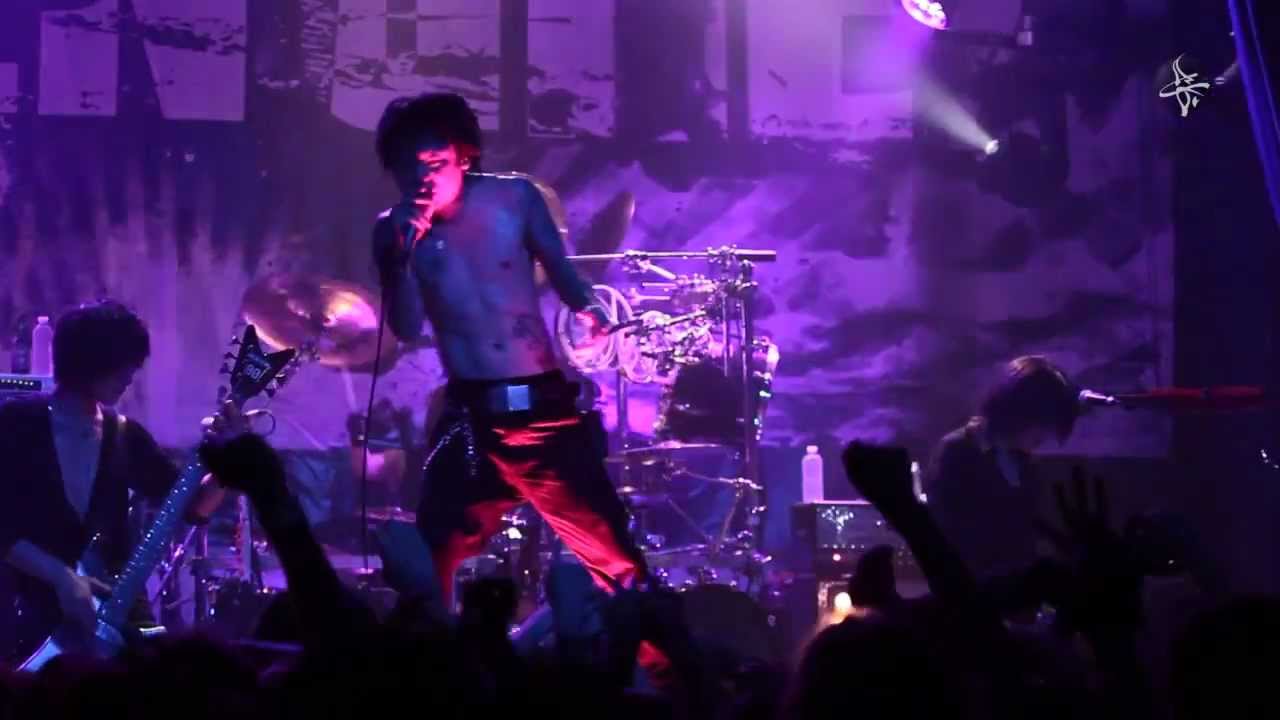 DIR EN GREY - Hageshisa To, Kono Mune No Naka De Karamitsuita Shakunetsu No Yami [LIVE]