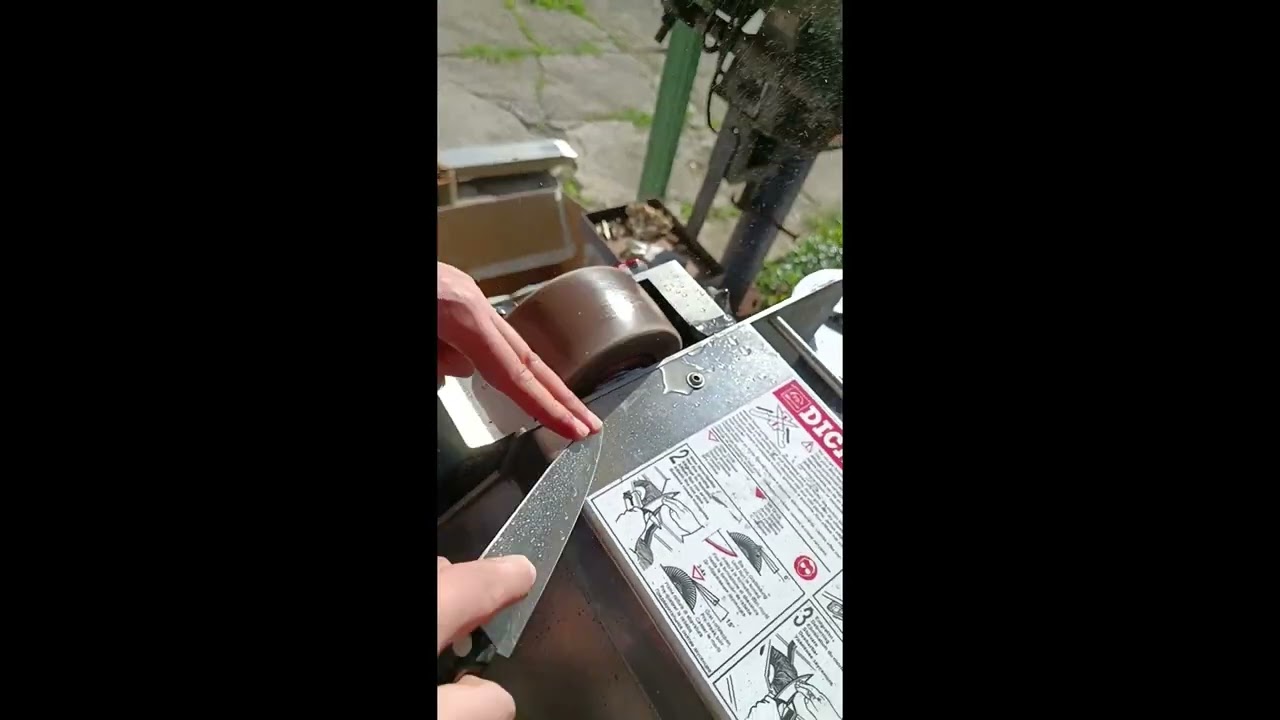Sharpening knives on Dick SM-160