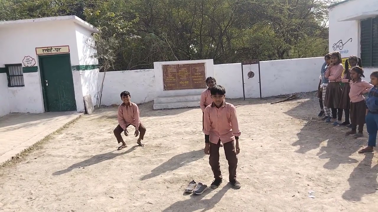 अप डाउन गेम और विनर को रस्सी का मुकुट पहनाया गया 💐💐🌹🌹#primaryschool #subscribe