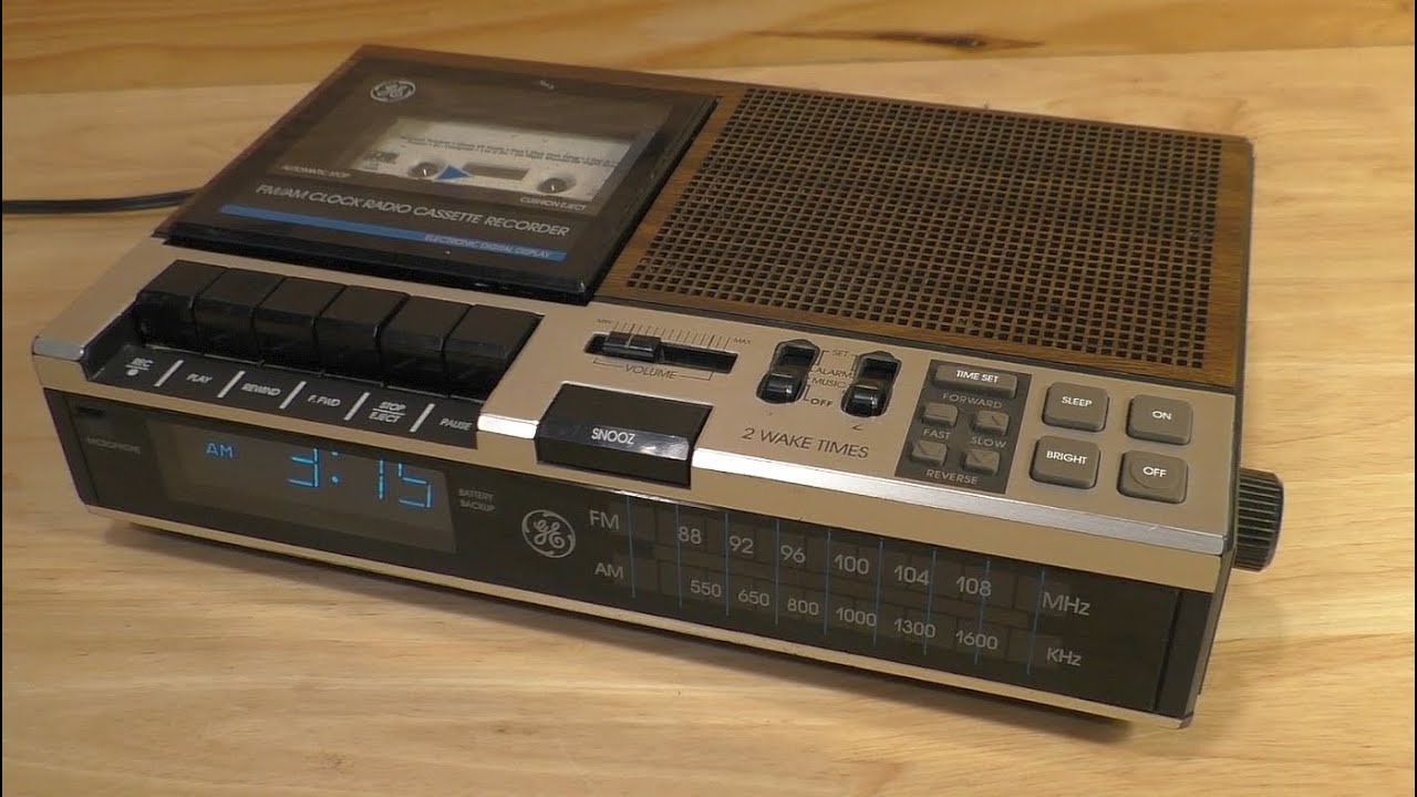 Vintage GE AM/FM/Cassette Alarm Clock (Model No. 7-4956B)