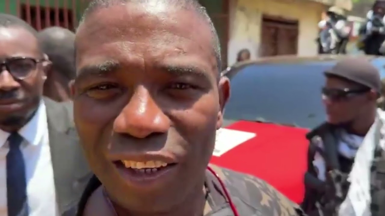 Gwo parade fèt nan vil Pestel nan okasyon fèt drapo a. Guy Philippe montre Drapo l chwazi pou peyi a