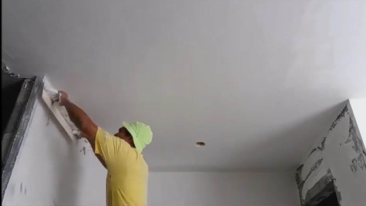 Aplicação de gesso no teto canto e  acabamento