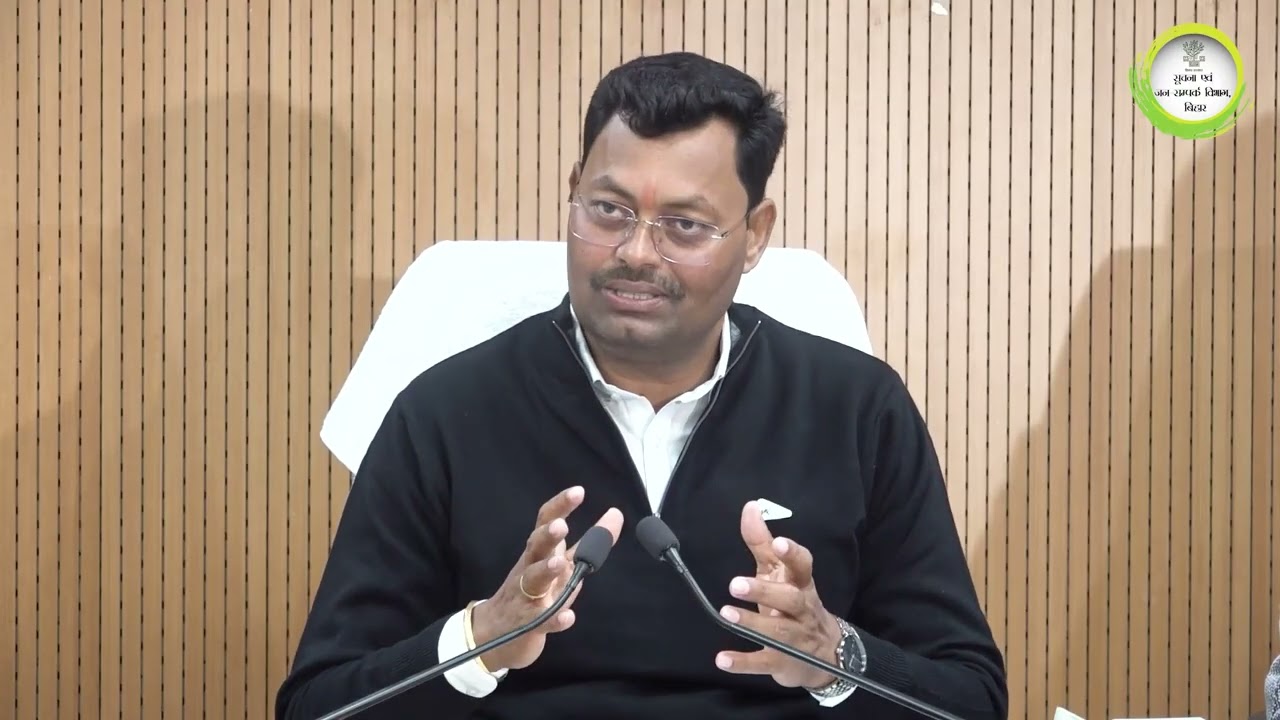 सूचना एवं जनसंपर्क विभाग के संवाद कक्ष में संवाददाता सम्मेलन।