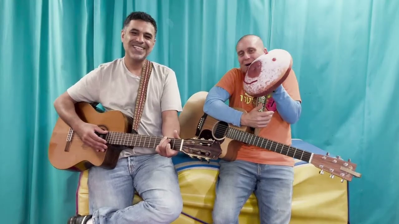 רופש ואורן מנגנים שירי חנוכה
