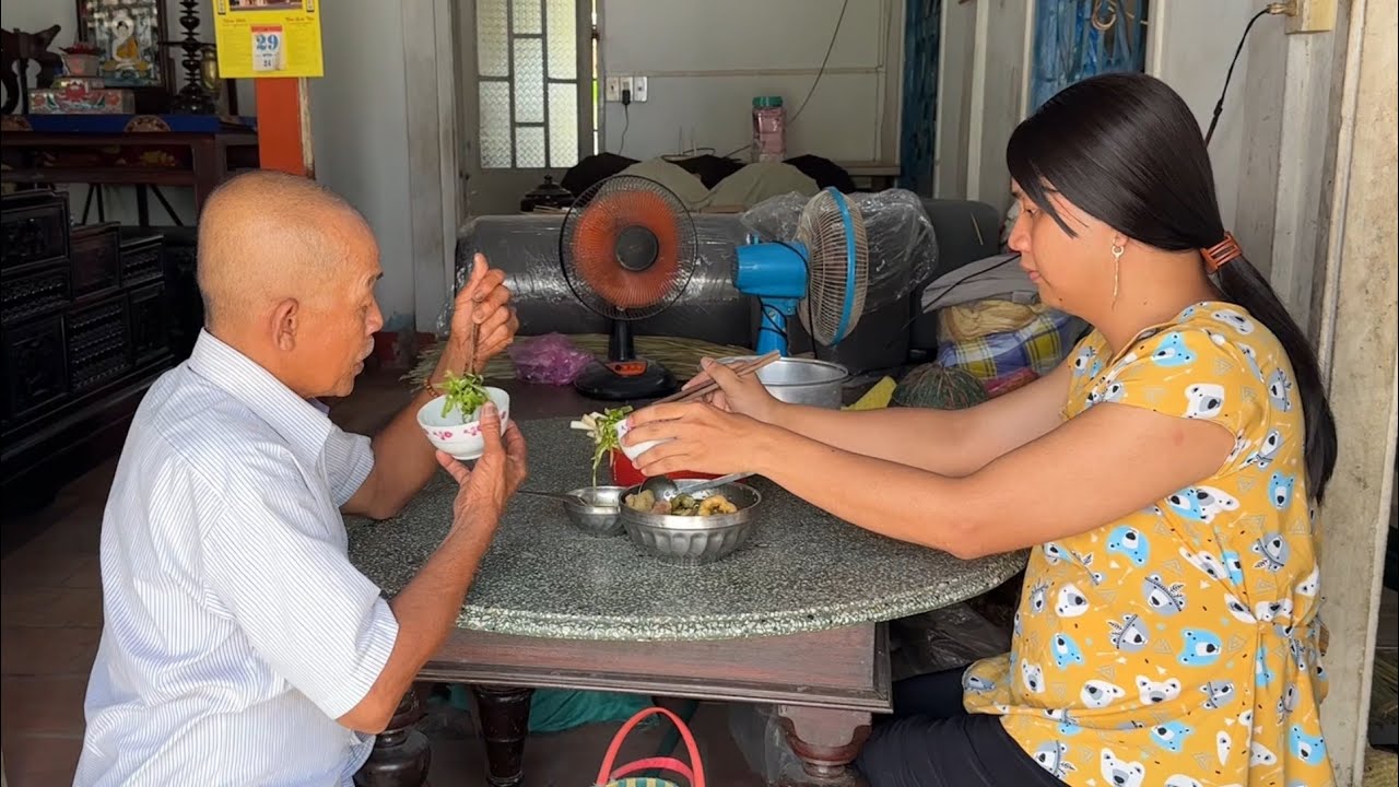 Vợ thằng Sang nấu mắm kho lá hẹ bồn bồn | Ba chồng KHEN con dâu nấu ngon - Tập 354