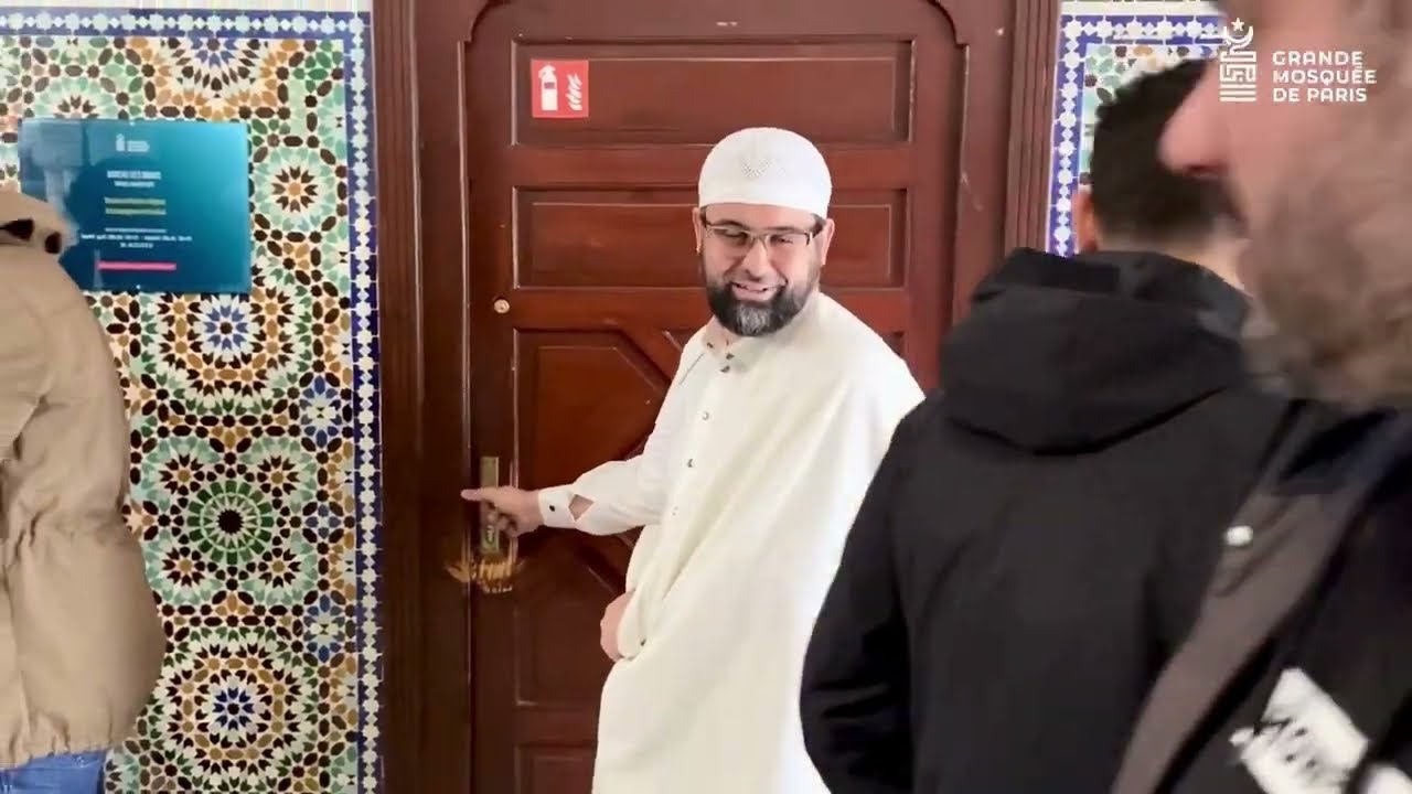 Un jour de Ramadan à la Grande Mosquée de Paris : Cheikh Younès Larbi et le prêche du vendredi.