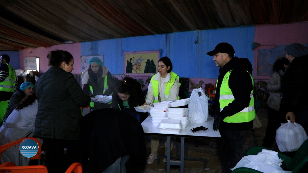 Dezgeha Xêrxwazî ya Barzanî xwarina gerim li koçberan belav dike