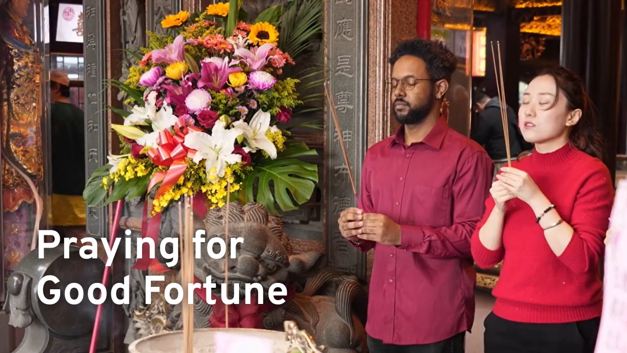 Praying for Good Fortune: Hongludi a Must-Visit for New Year Prosperity