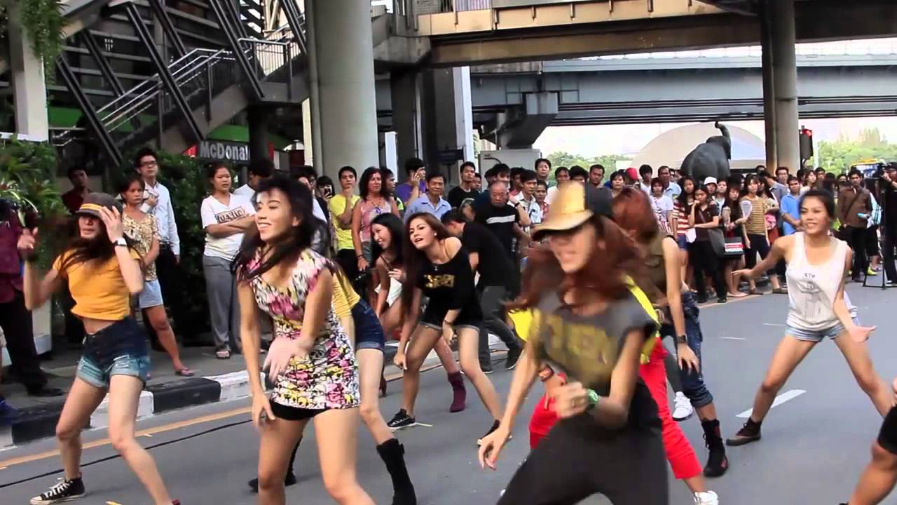 Jennifer Lopez: Flash Mob  Thailand 2012