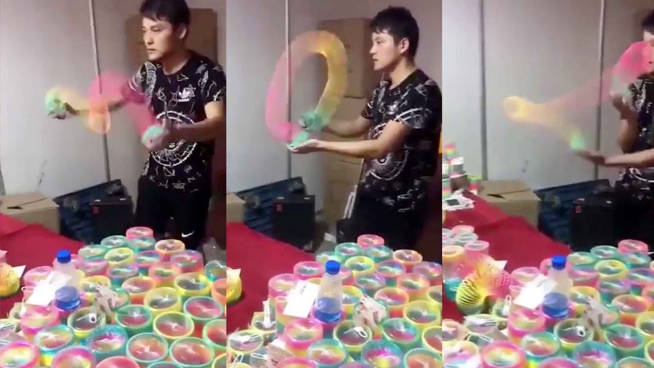 Slinky master wows children with 'mind-bending' skills