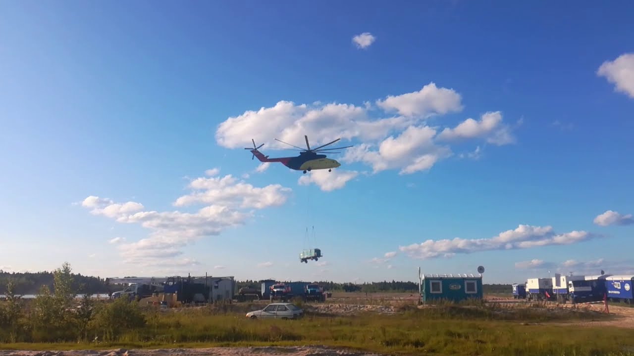 Вертолет Ми-26 за работой.