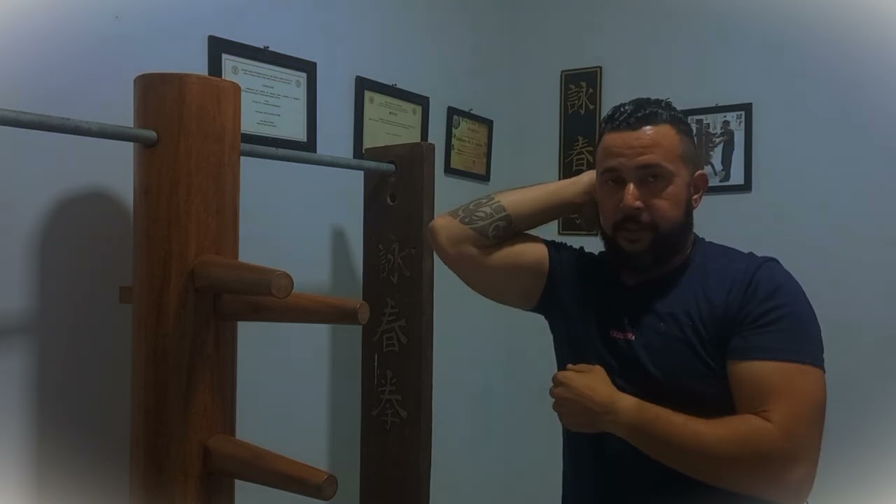 Defesa com o cotovelo para neutralizar punho do oponente!!!