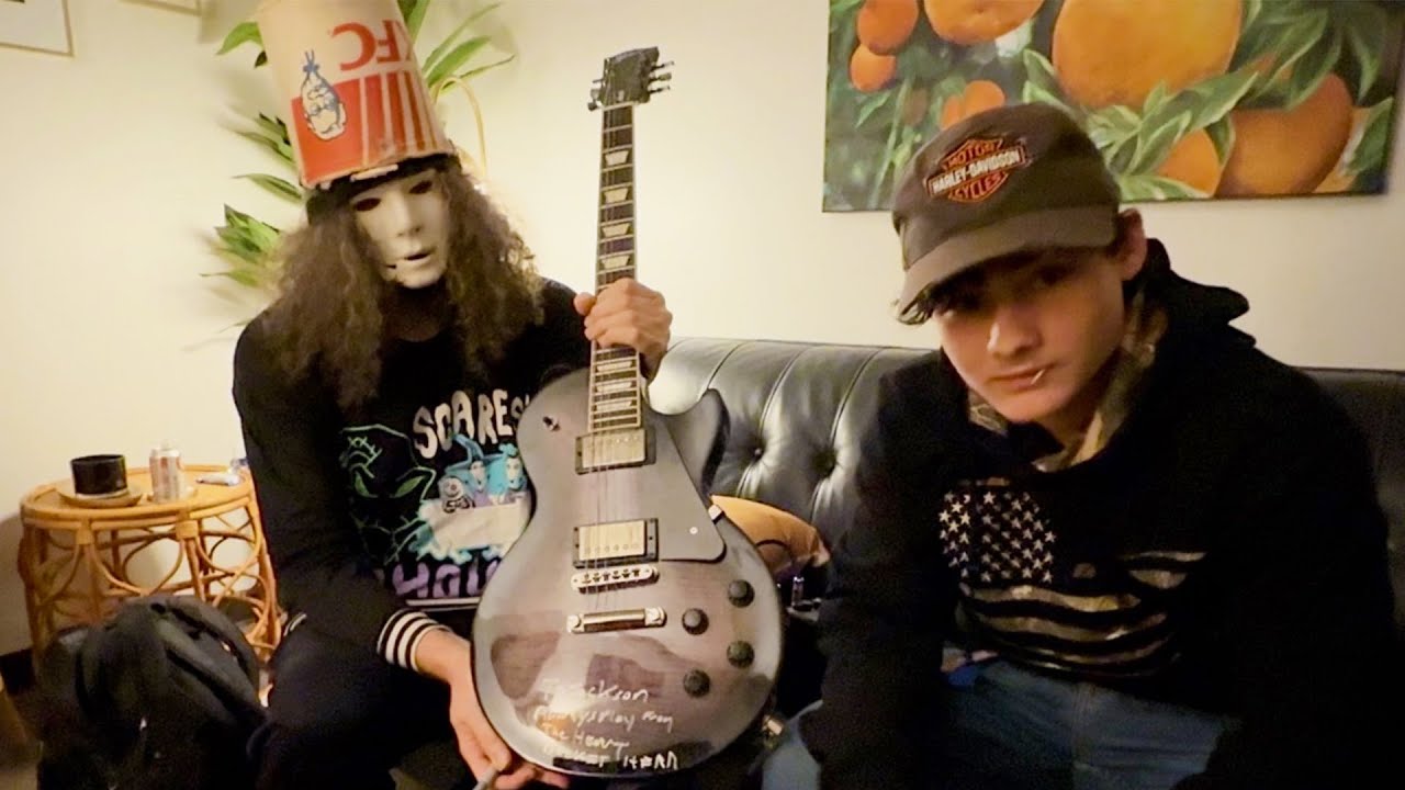 Buckethead signs & gifts a Guitar to a fan 😲🤘 (2025)