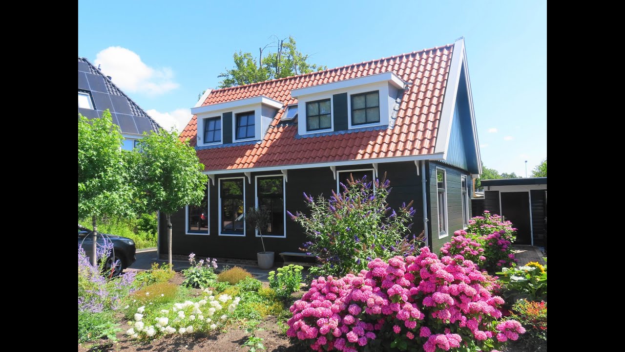 Assendelft in beeld met o.a. houten huizen en stolpboerderijen / 17-7-2025