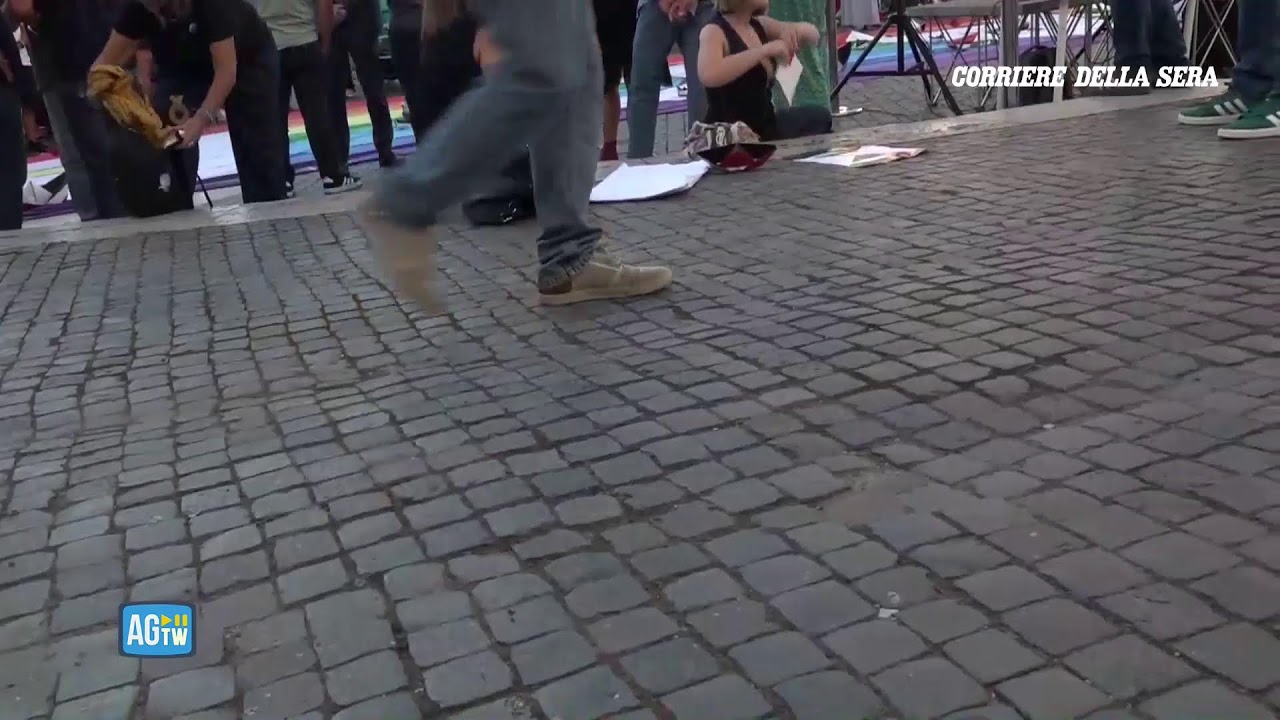 La camera ardente di Giorgio Armani a Milano: la diretta video