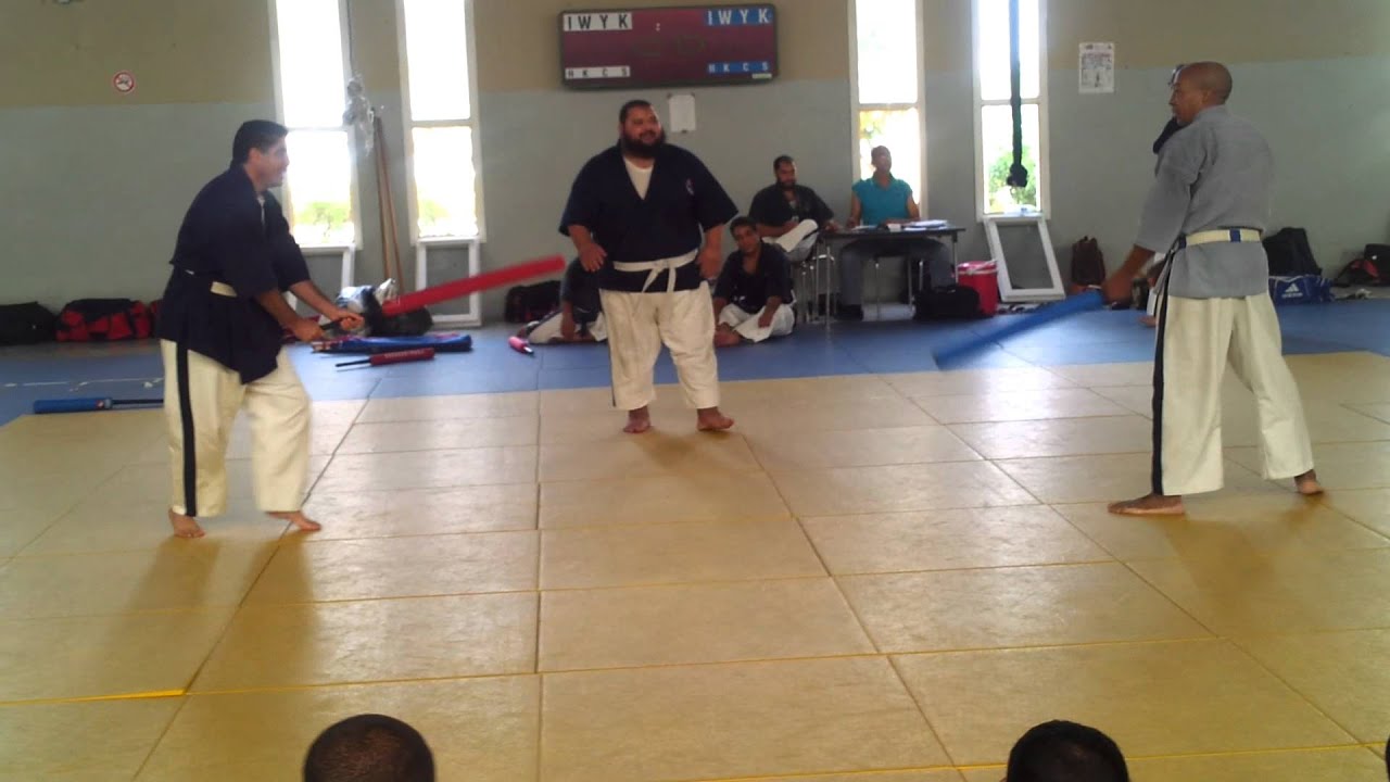 Maître Noureddine Chouikha Yoseikan Budo en kimono clair