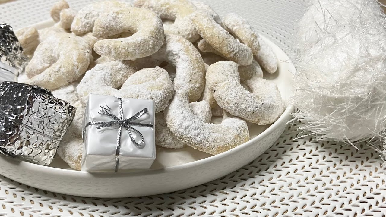 Vanilice Kiflice | Vanilla Crescent Cookies | Zarte Vanillekipferl