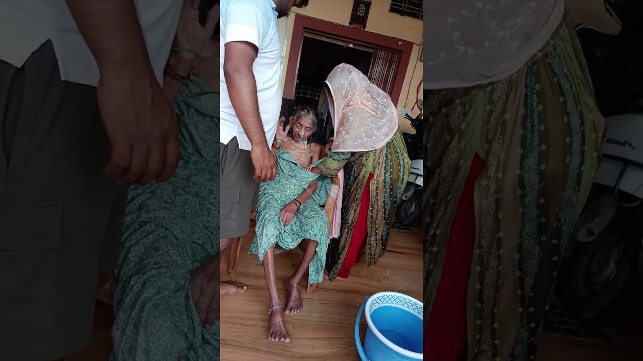 अमृता ने अपनी सासु मां जी   को सेंम्पु से स्नान करवाई है  
