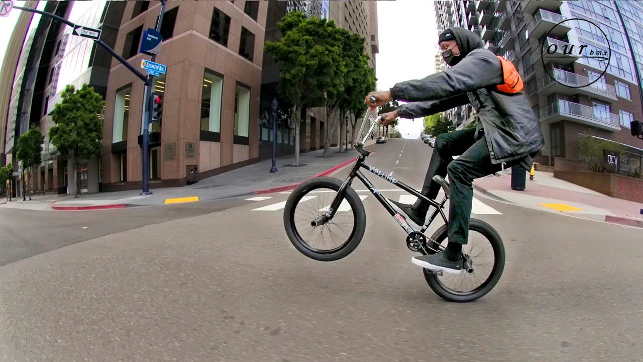BMX IN AN EMPTY CITY