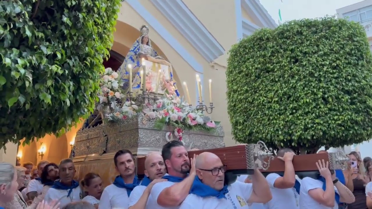 Salida de la Virgen de Mar de La Rábita 2023, con la música en directo del Grupo Mar Azul.