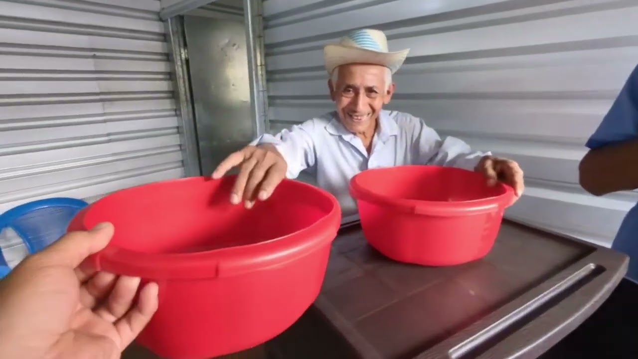 Gringo regala una casa y mubles 🏡 Pareja de ancianos vivían en una casa de plástico @MURPHSLIFE 