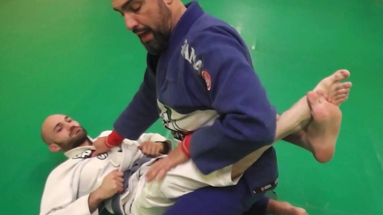 Come passare la Guardia Chiusa - in ginocchio con presa a pistola