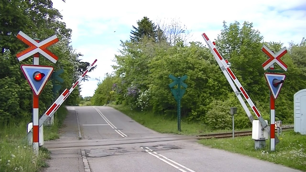 Spoorwegovergang Stenlille (DK) // Railroad crossing // Jernbaneoverskæring