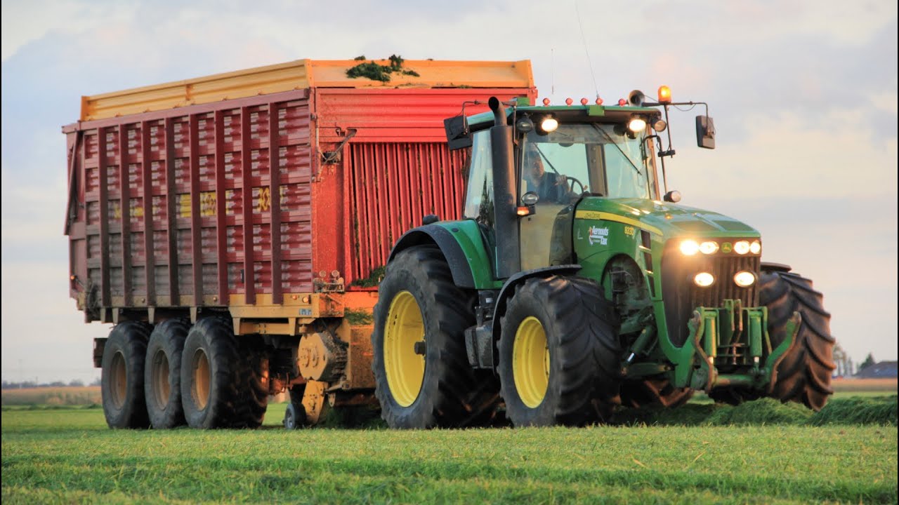Picking up grass with a John Deere 8330 with Schuitemaker Rapide 3000 + Lovely Sound