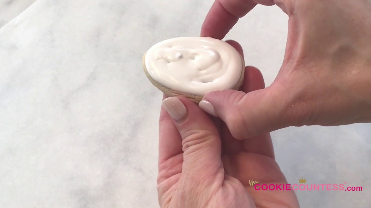 Как мне нравится выкладывать и заливать торт глазурью Royal Icing! Также известной как 20-секундн...