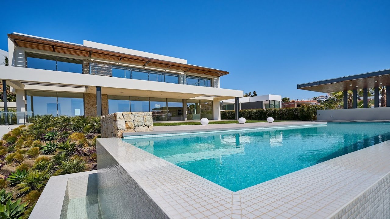 Elegant Frontline Golf Villa in La Alqueria - Benahavis | €4.500.000 | Marbella Hills Homes