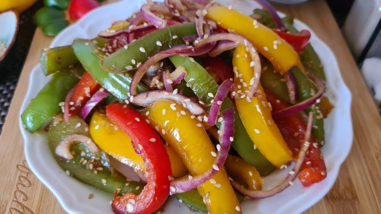 Bunter Paprika Salat. Passt wunderbar zum Grillen.