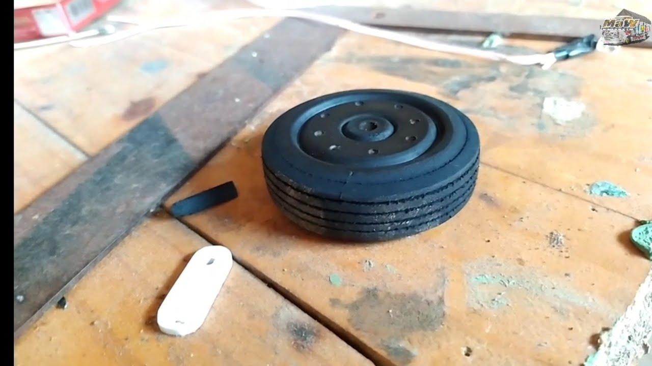 Pembuatan  roda miniatur truk dari kayu dan sandal bekas/spon ati