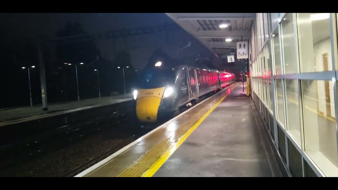 GWR train arriving at Swindon to Camarthen 