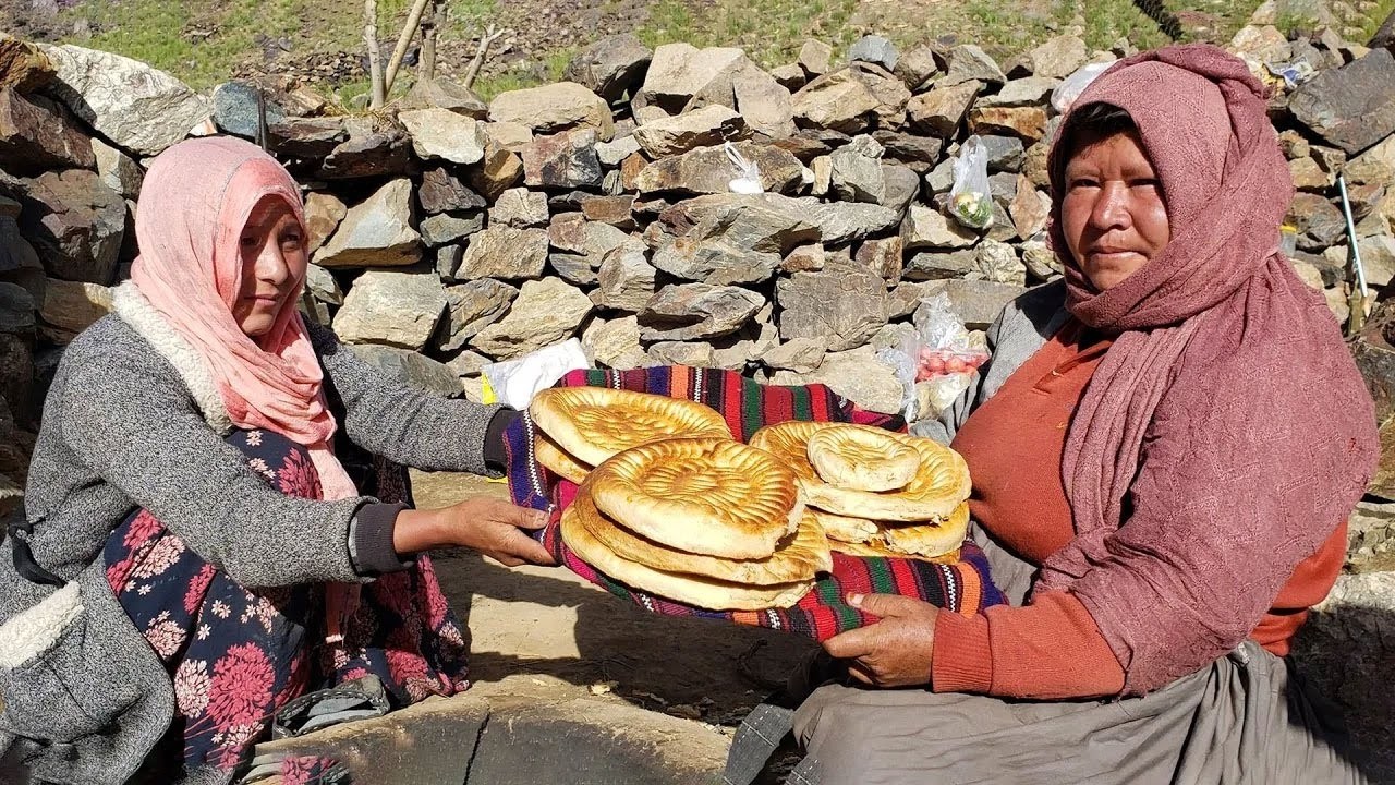 Traditional Afghan Naan Tandoori Recipe | Village Shepherd Mothers Baking Bread