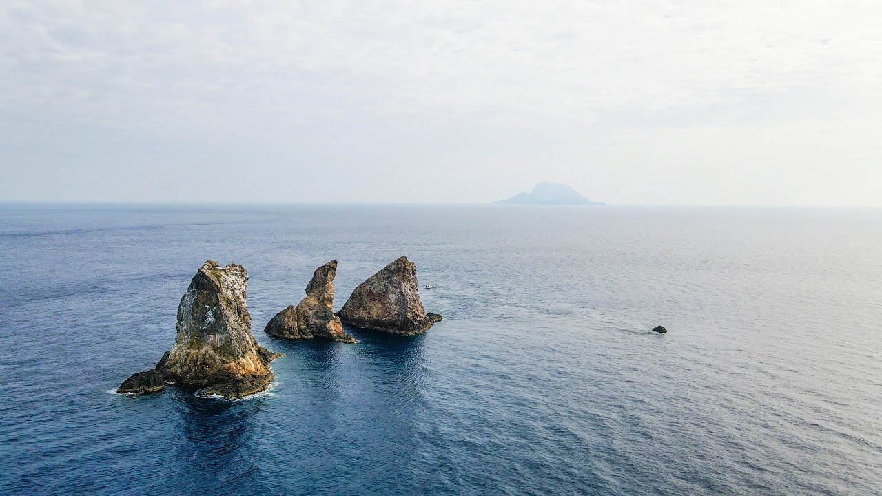 人を拒む絶海の無人島へ。そこには巨大魚の楽園が広がっていた・・・。