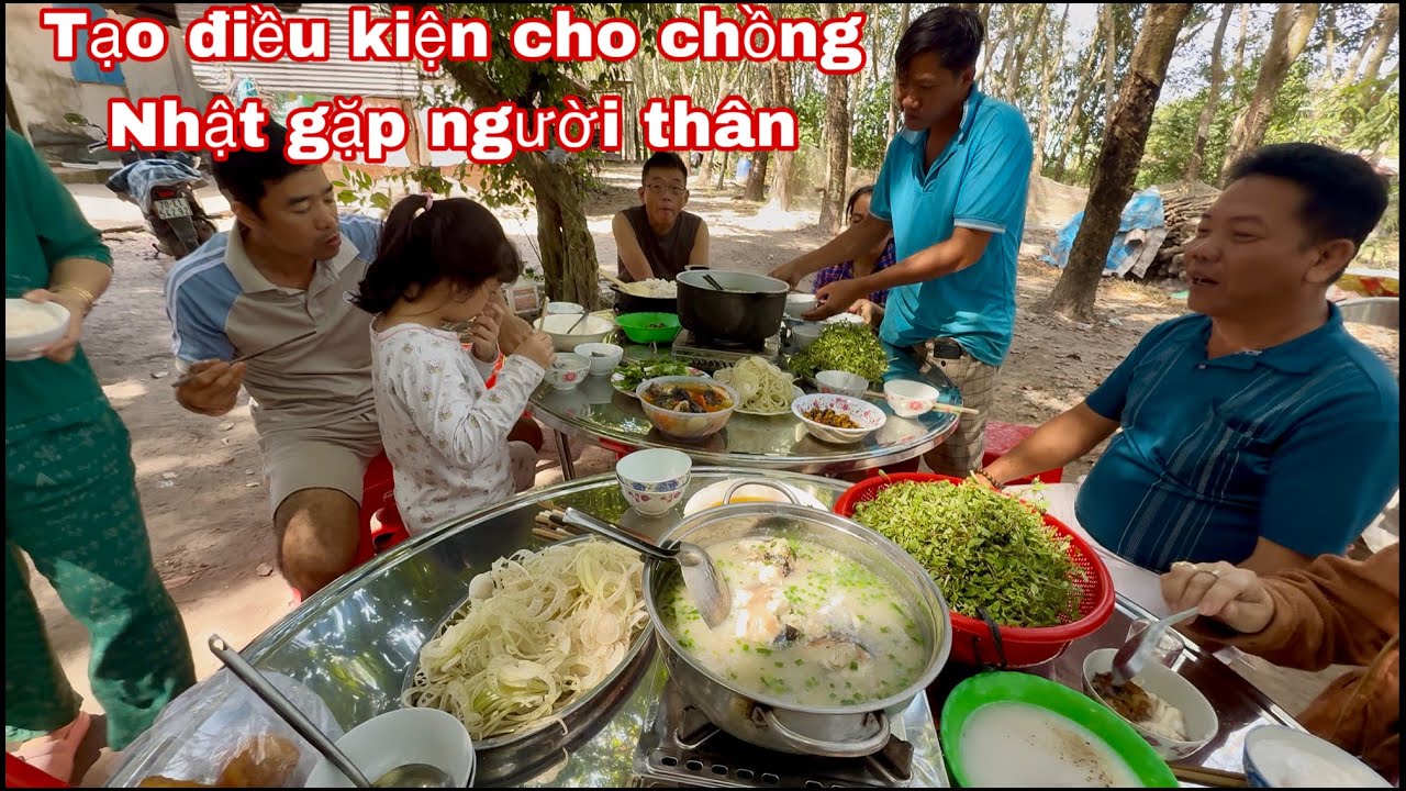 Sáng hai mẹ con đi dẫy cỏ mì hái mớ rau đắng đất về nấu cháo cá lóc đãi người thân