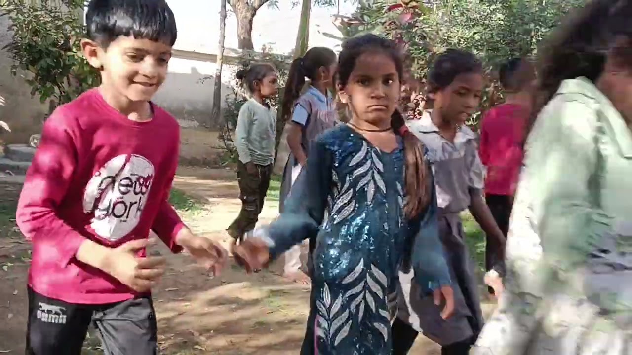 મોટા બાળકોને જોઈને શીખતા નાના બાળકોનુ  અનુકરણ
