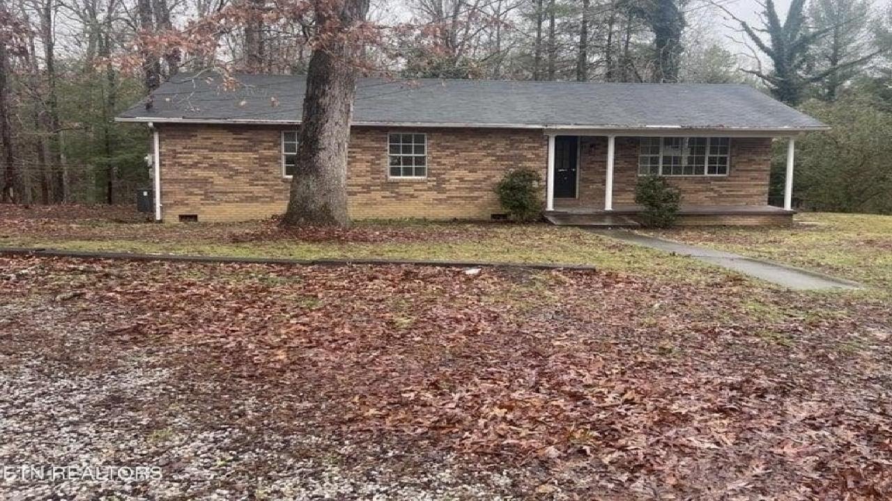 720 Poplar Lane, Oneida, TN Presented by Lisa Garrett.