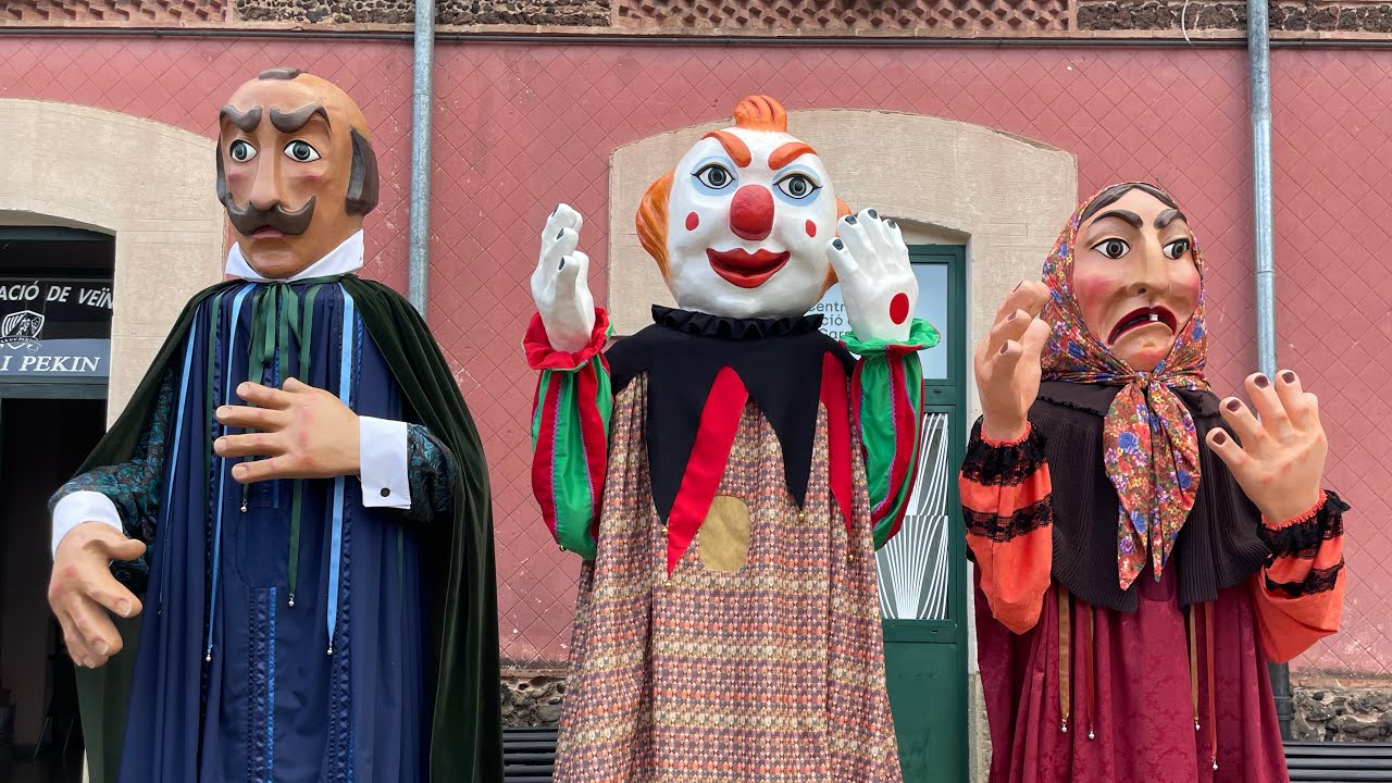 Estrena dels nous vestits dels Gegants del barri de Pequín d’Olot 